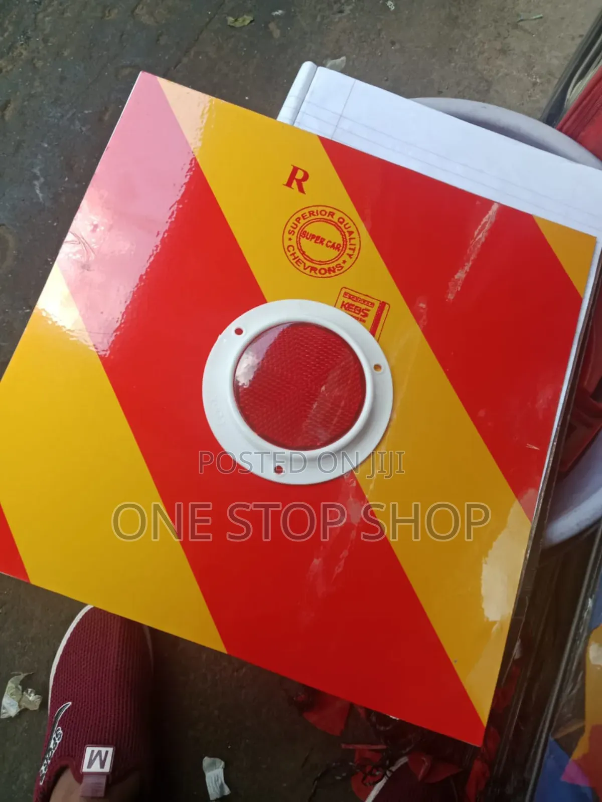 2xred_yellow Short Chevrons With 2x Red Round Reflectors