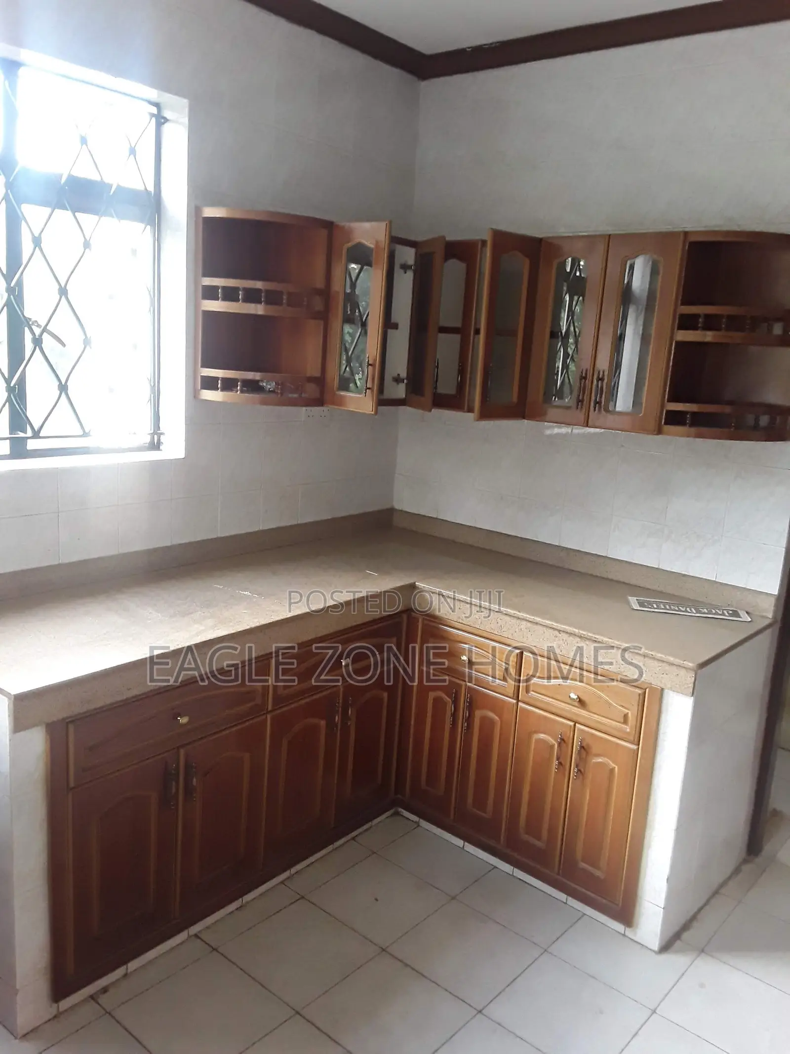 4 Bedroom Commercial Massionate for Rent