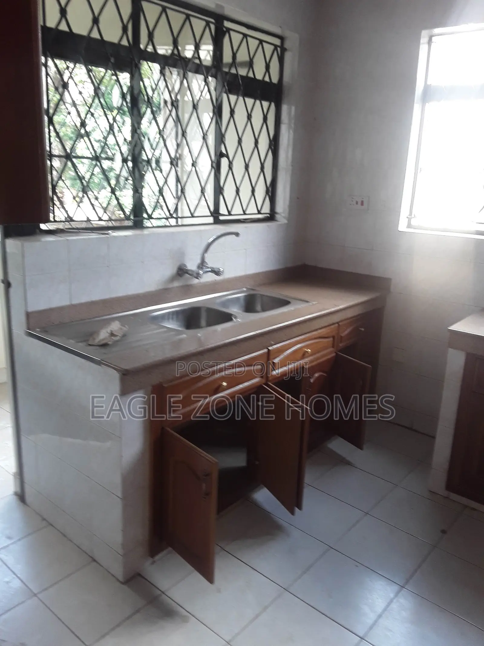 4 Bedroom Commercial Massionate for Rent