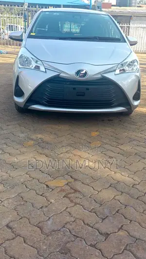 Toyota Vitz 1.0 FWD 5dr 2018 Silver