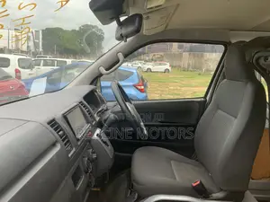 Toyota HiAce 2018 Silver