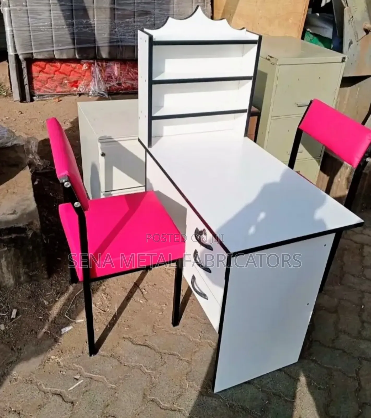 Manicure Table With Fuchsia Chairs