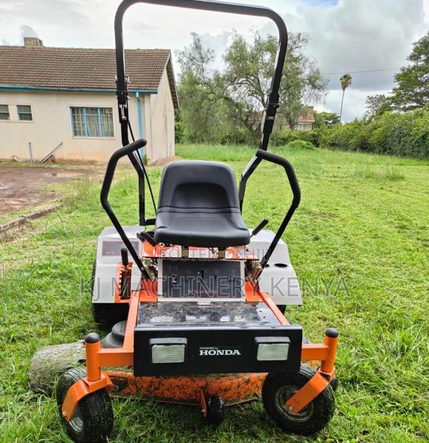 Honda Powered  Zero Turn Lawnmower - thumbnail 3