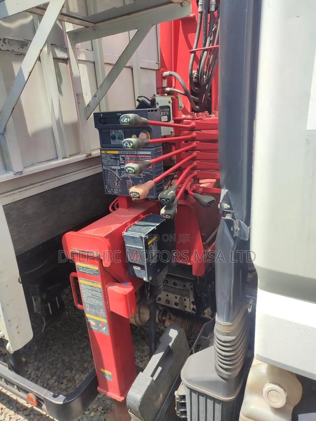 Mitsubishi Fuso With Crane - thumbnail 8
