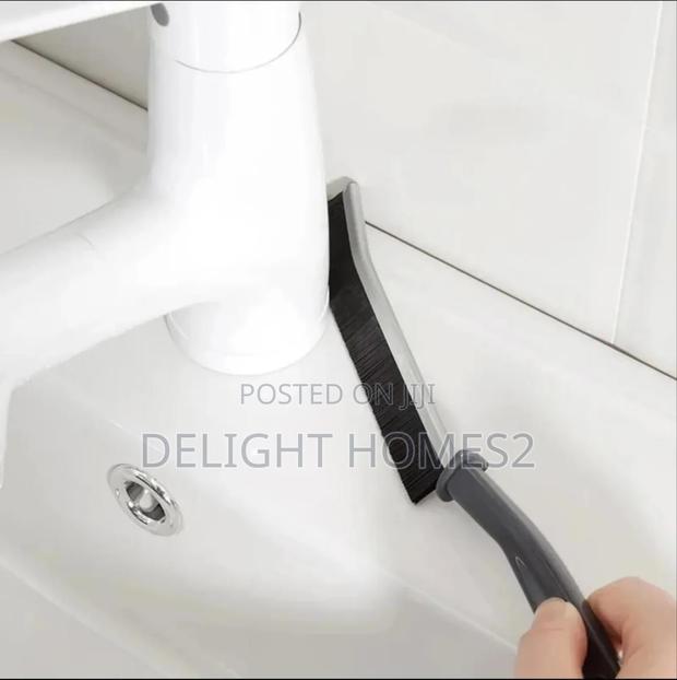 Hard Bristle Crevice Cleaning Brush_car