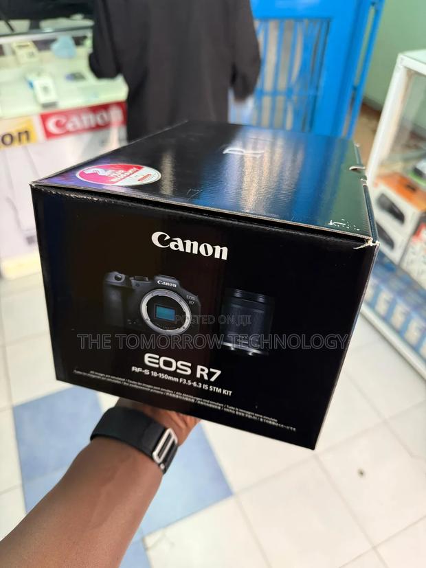 Canon Eos R7 With Rf 18-150mm Lens - main view