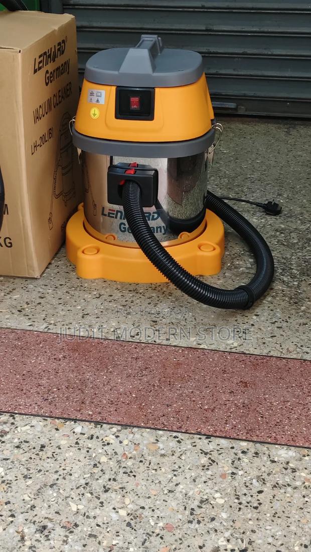 Vacuum Cleaner Sucking Wet and Dry