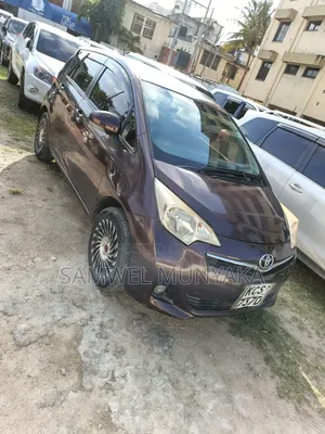 Toyota Ractis 1.5 FWD 2012 Maroon