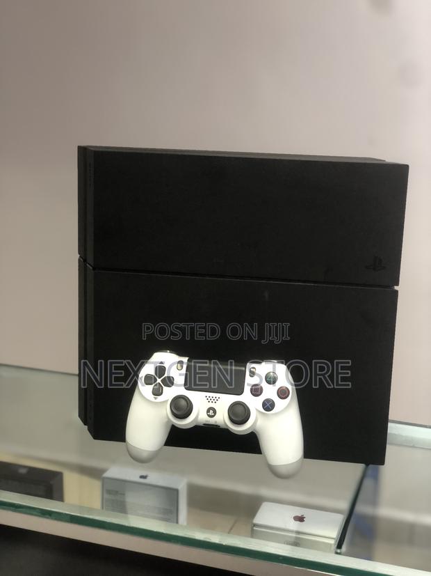 Play Station 4 Chipped With 10 Games and 1 Controller - main view