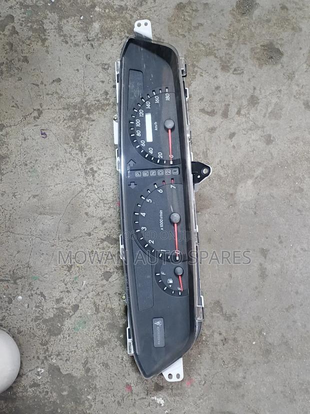 Dashboard Clock Toyota Noah 2005 - main view