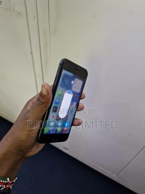 Apple iPhone SE 64 GB Black - thumbnail 7