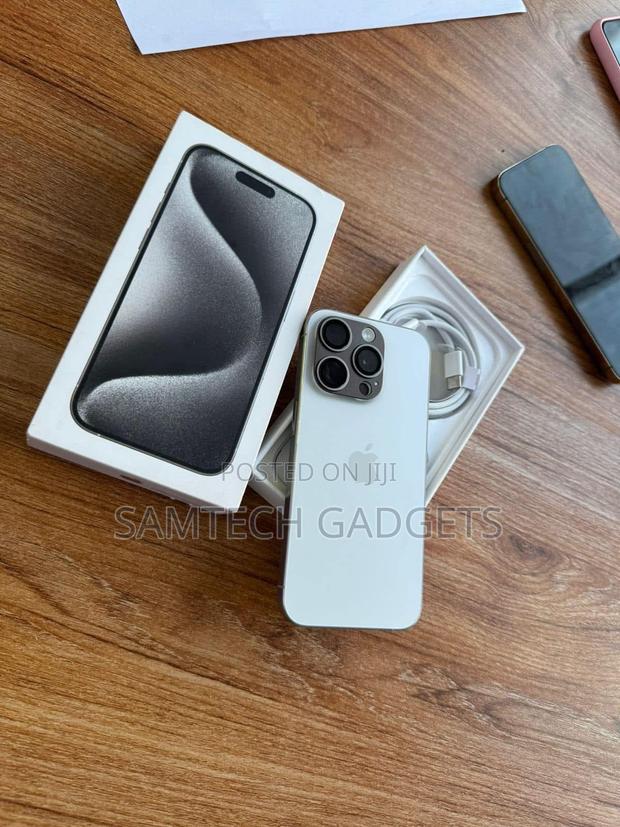 Apple iPhone 15 Pro 256 GB Silver - main view