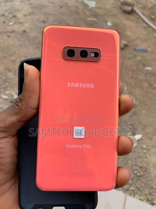 Samsung Galaxy S10e 128 GB Pink - thumbnail 3