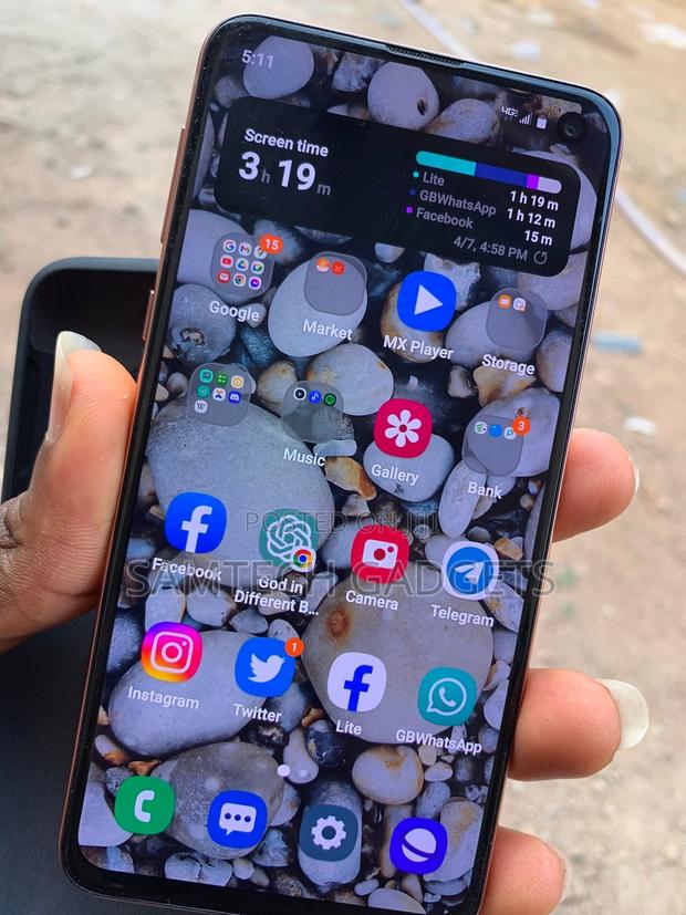 Samsung Galaxy S10e 128 GB Pink - main view