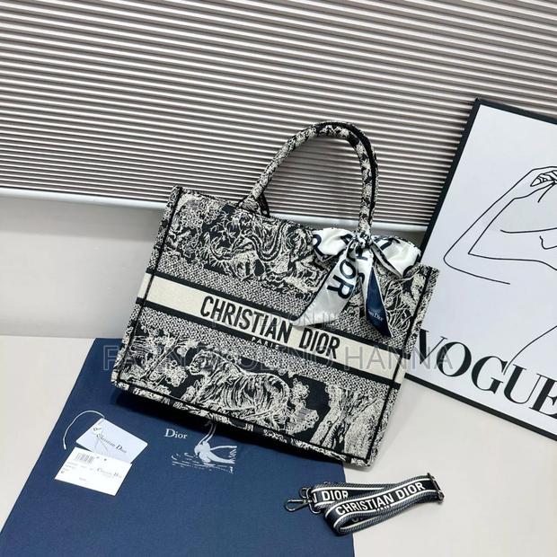 Sassy Christian Dior Handbag - thumbnail 2