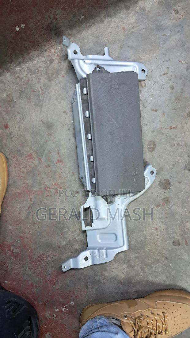 Toyota Mark X Knee Airbag