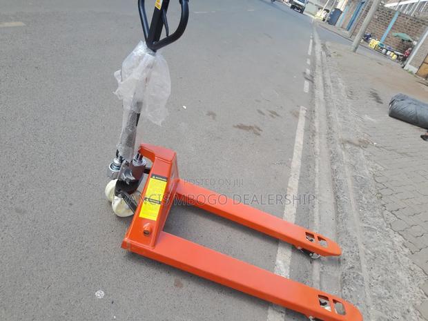 3000kg Hand Pallet Stacker - thumbnail 2