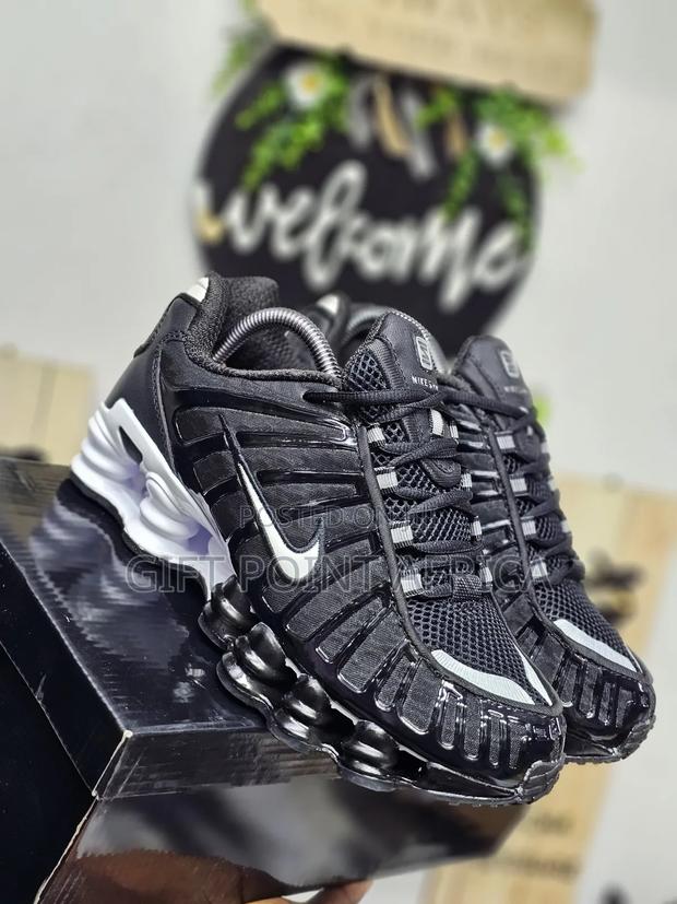 Black Nike Shox Sneakers - thumbnail 2