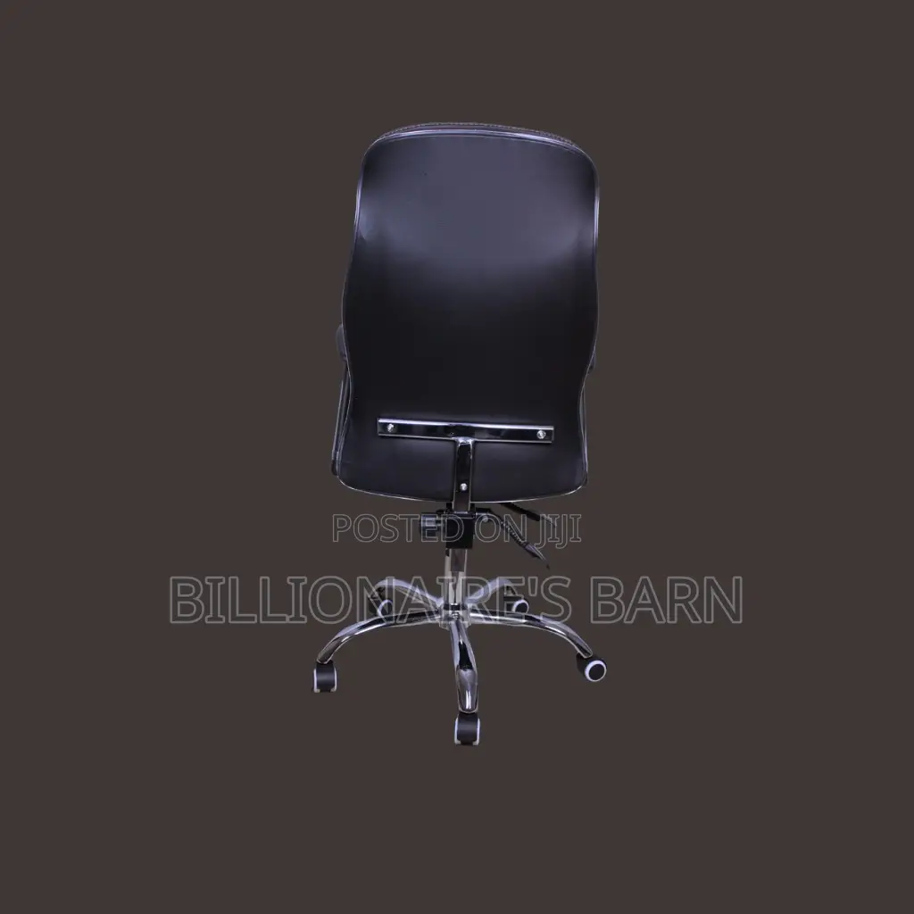 Executive Comfort Leather Chair With Arm Padding.