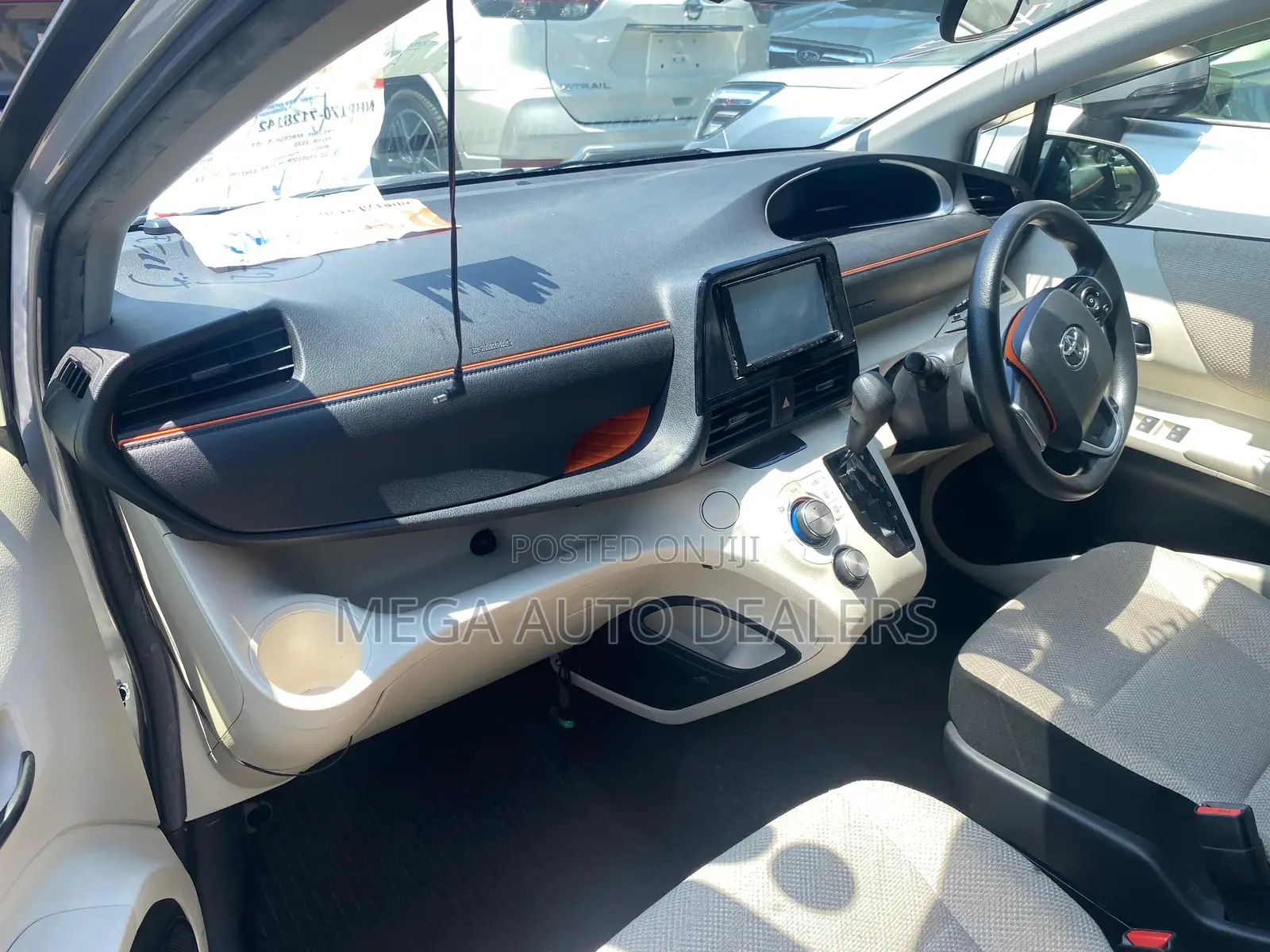 Toyota Sienta 1.5 Hybrid FWD 2018 Silver