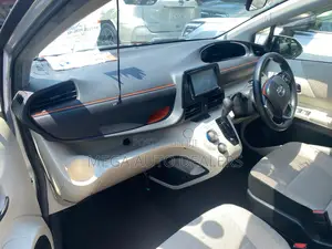 Toyota Sienta 1.5 Hybrid FWD 2018 Silver
