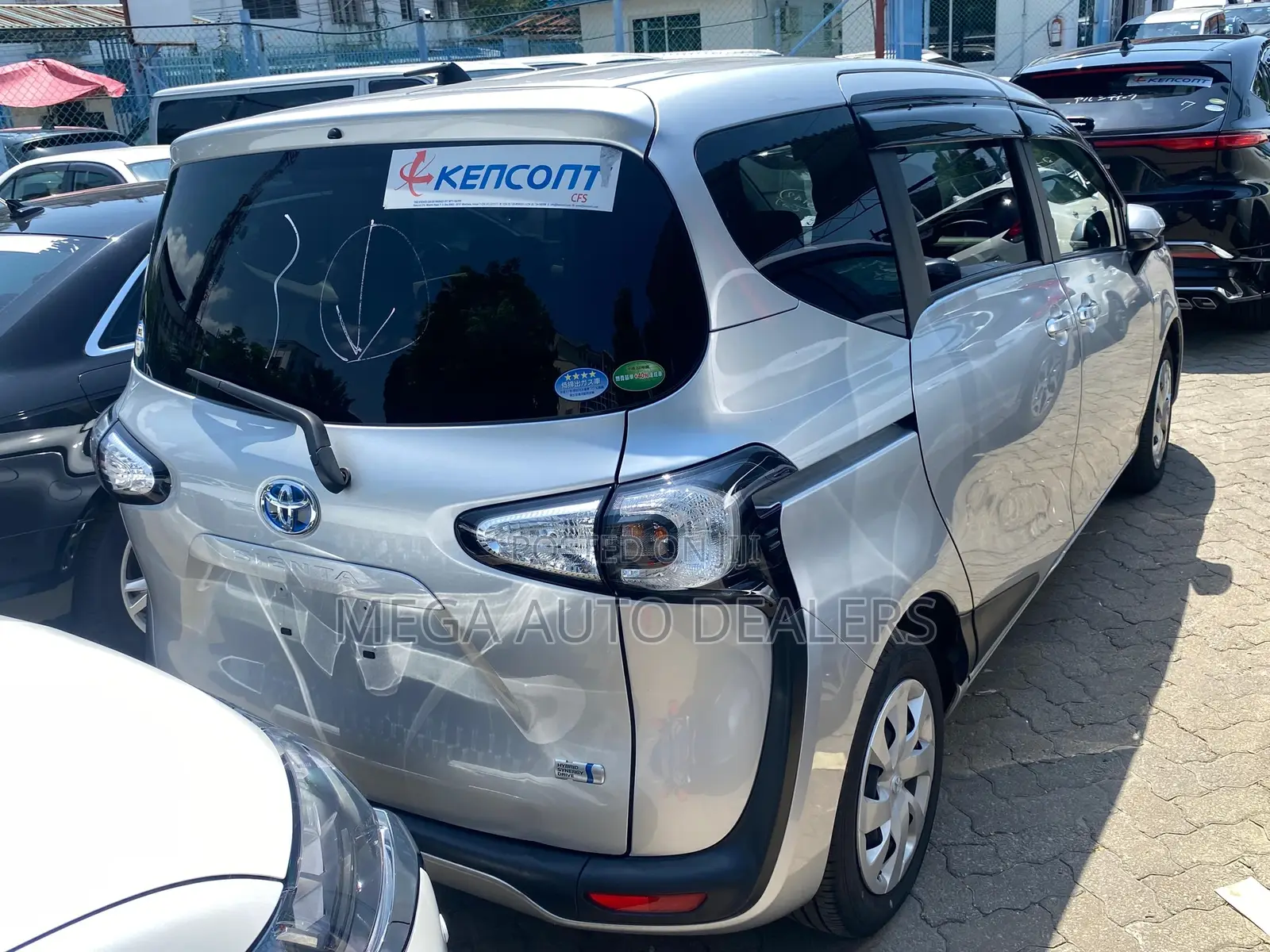 Toyota Sienta 1.5 Hybrid FWD 2018 Silver