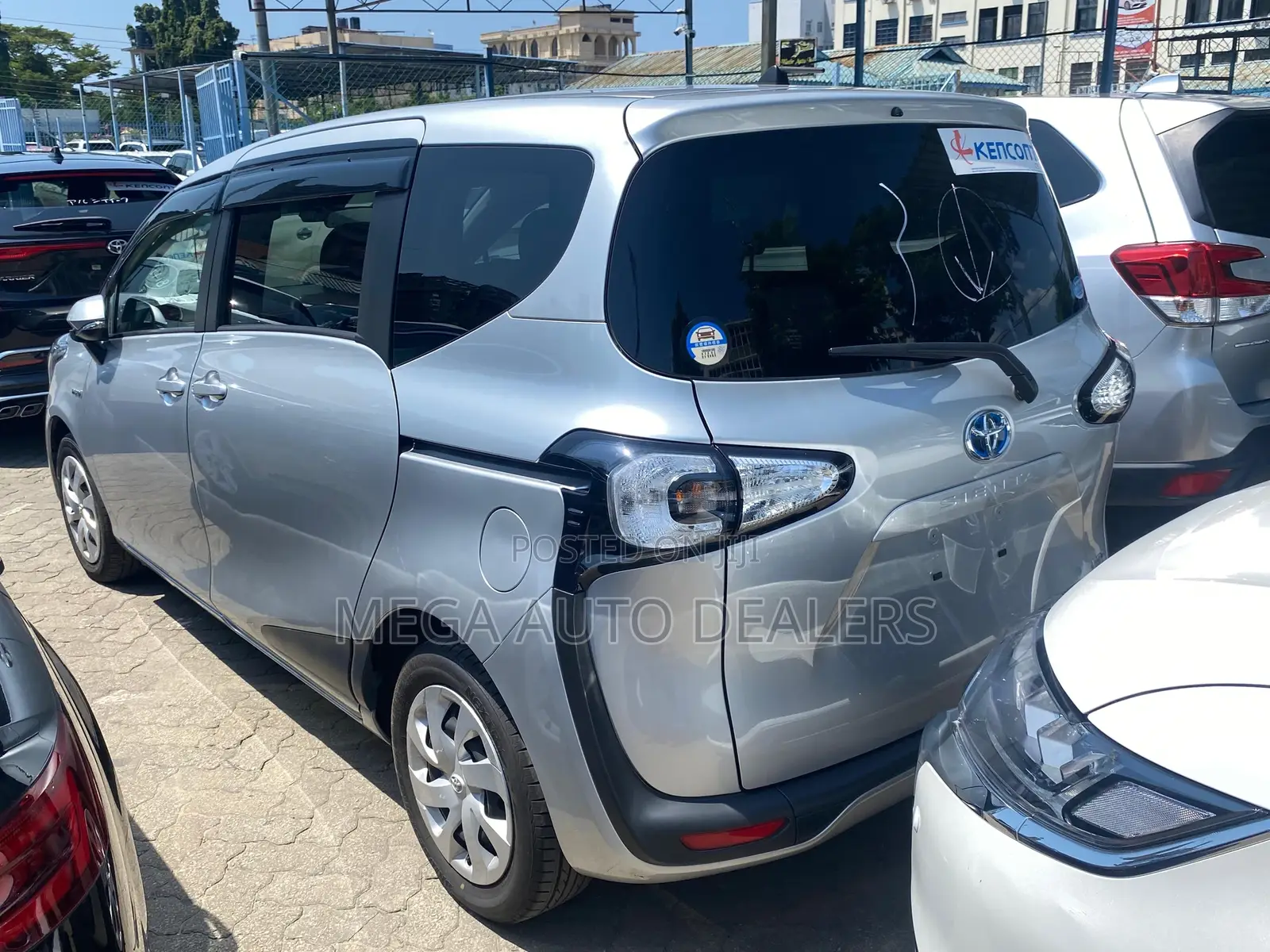 Toyota Sienta 1.5 Hybrid FWD 2018 Silver