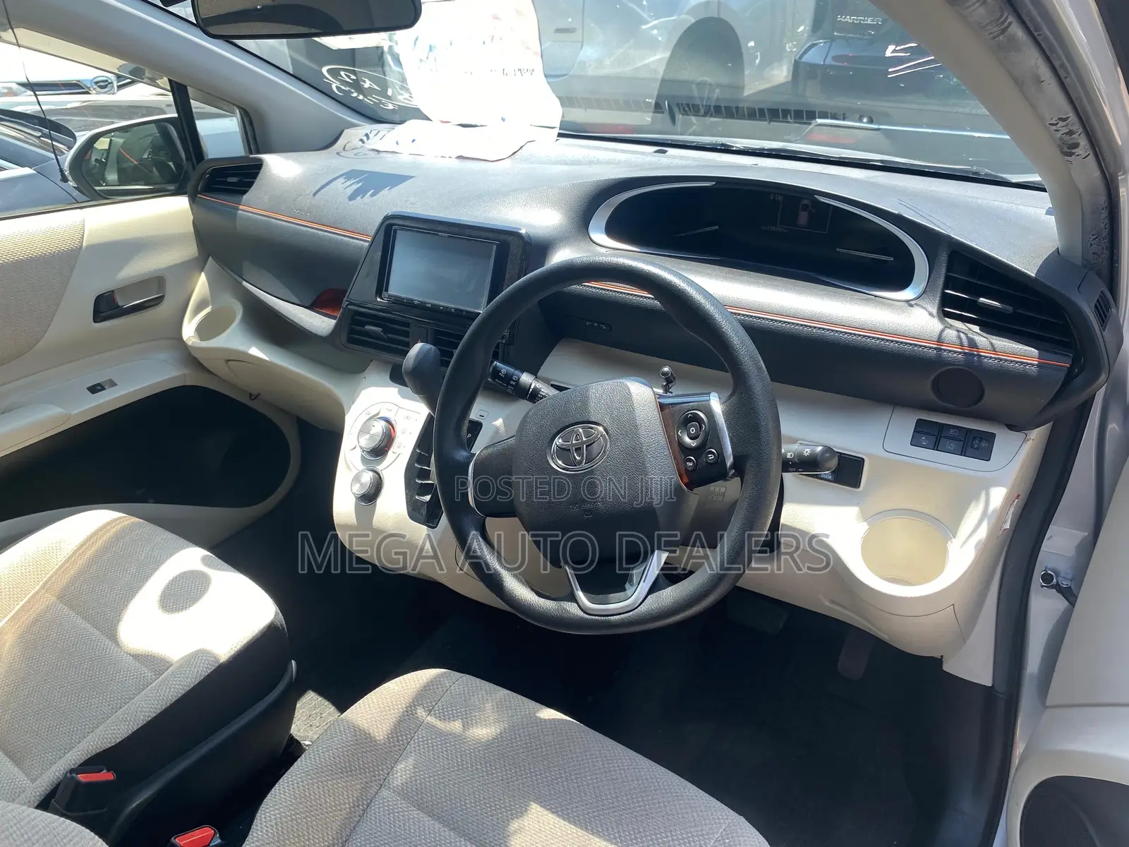 Toyota Sienta 1.5 Hybrid FWD 2018 Silver