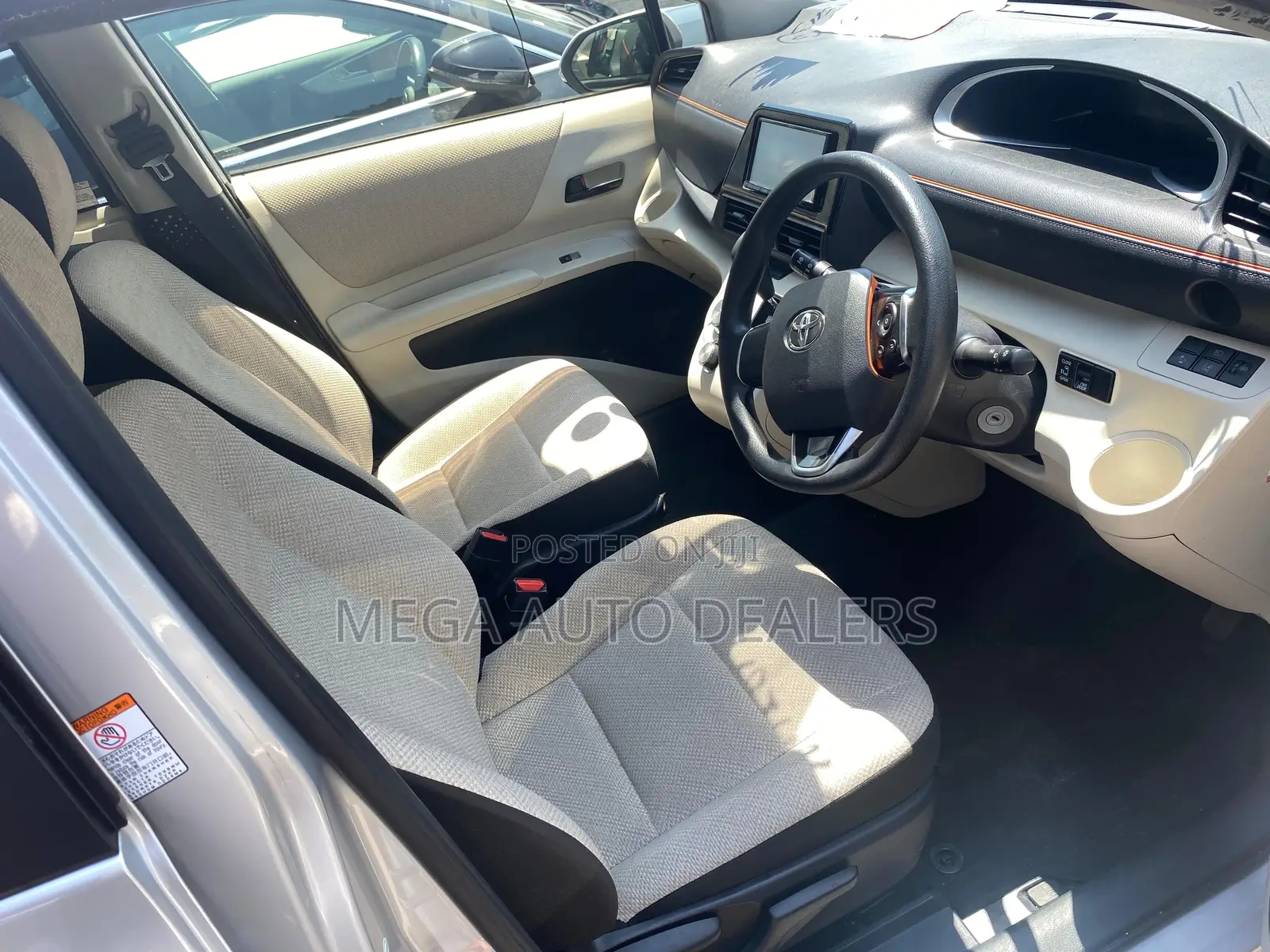 Toyota Sienta 1.5 Hybrid FWD 2018 Silver