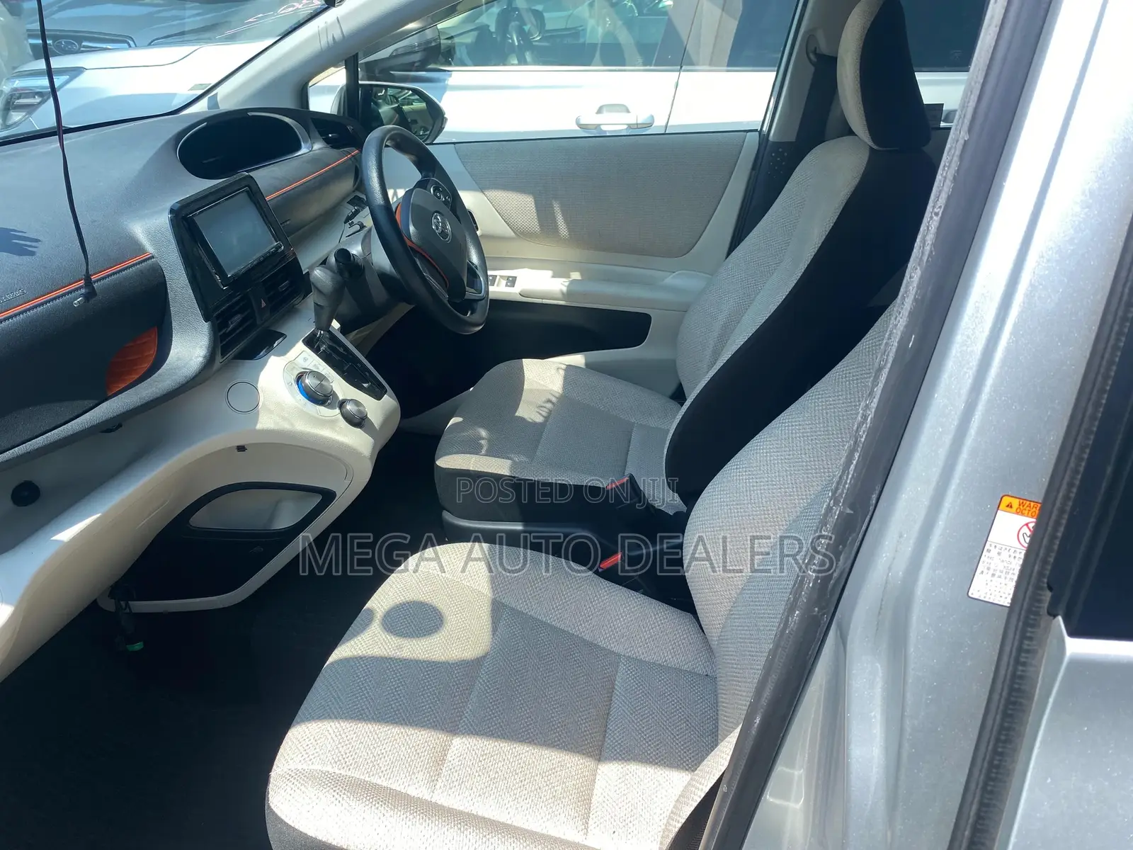 Toyota Sienta 1.5 Hybrid FWD 2018 Silver