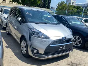 Toyota Sienta 1.5 Hybrid FWD 2018 Silver