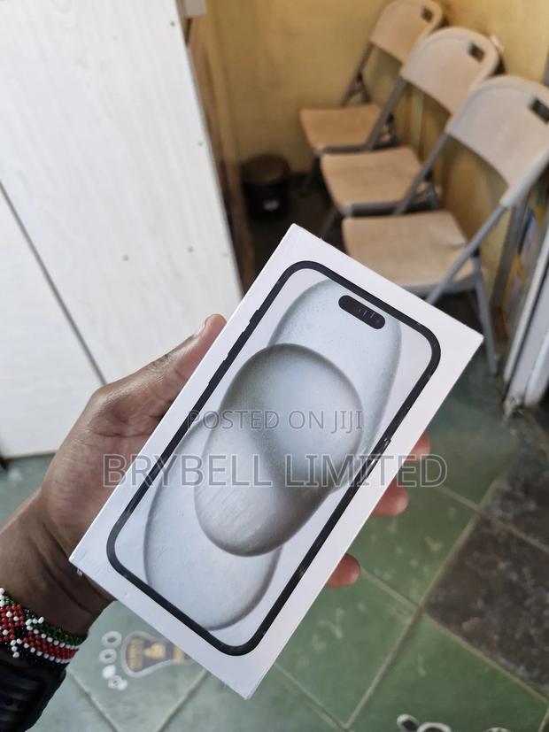 New Apple iPhone 15 128 GB White - main view