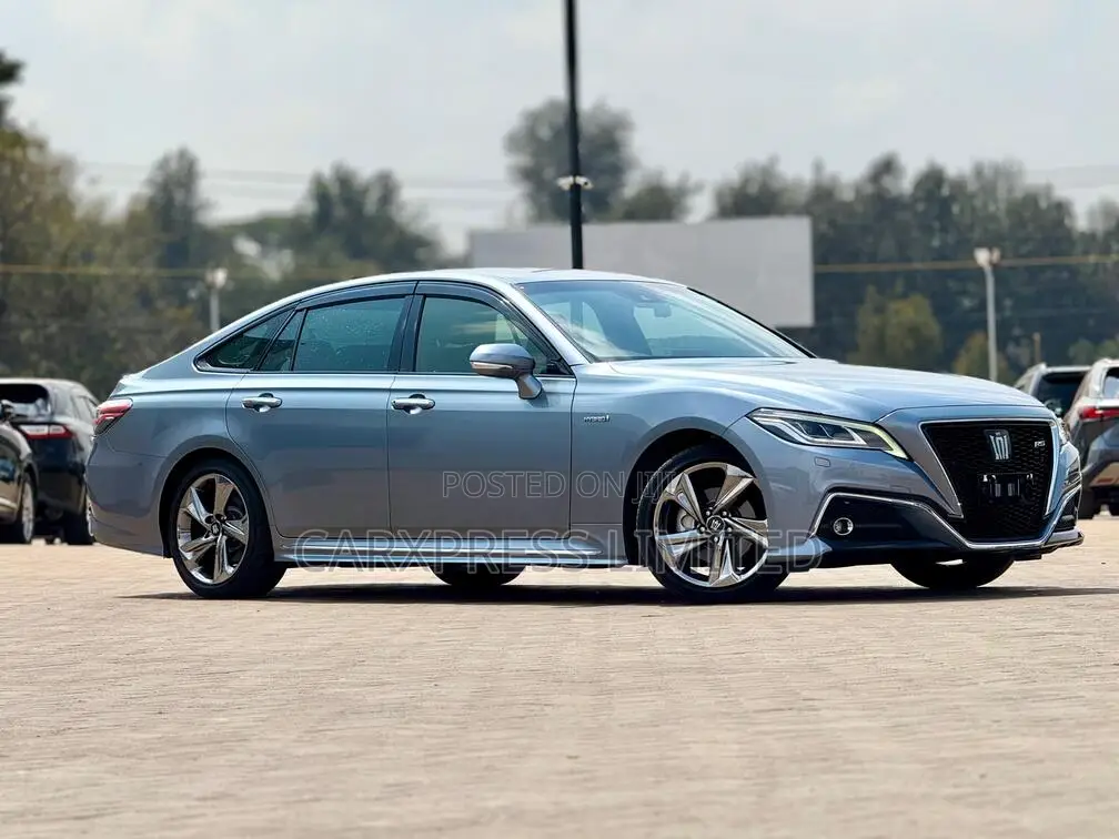 Toyota Crown 2018 Silver