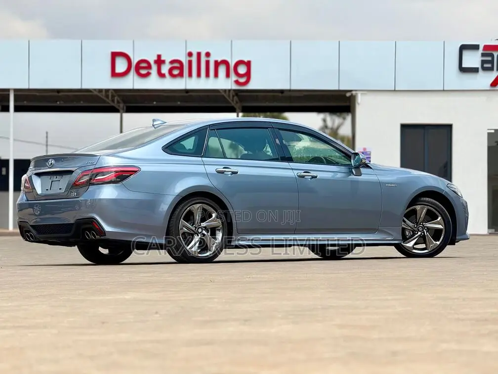 Toyota Crown 2018 Silver