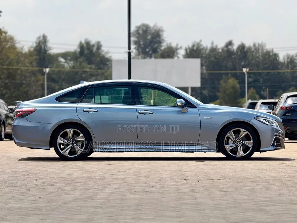 Toyota Crown 2018 Silver