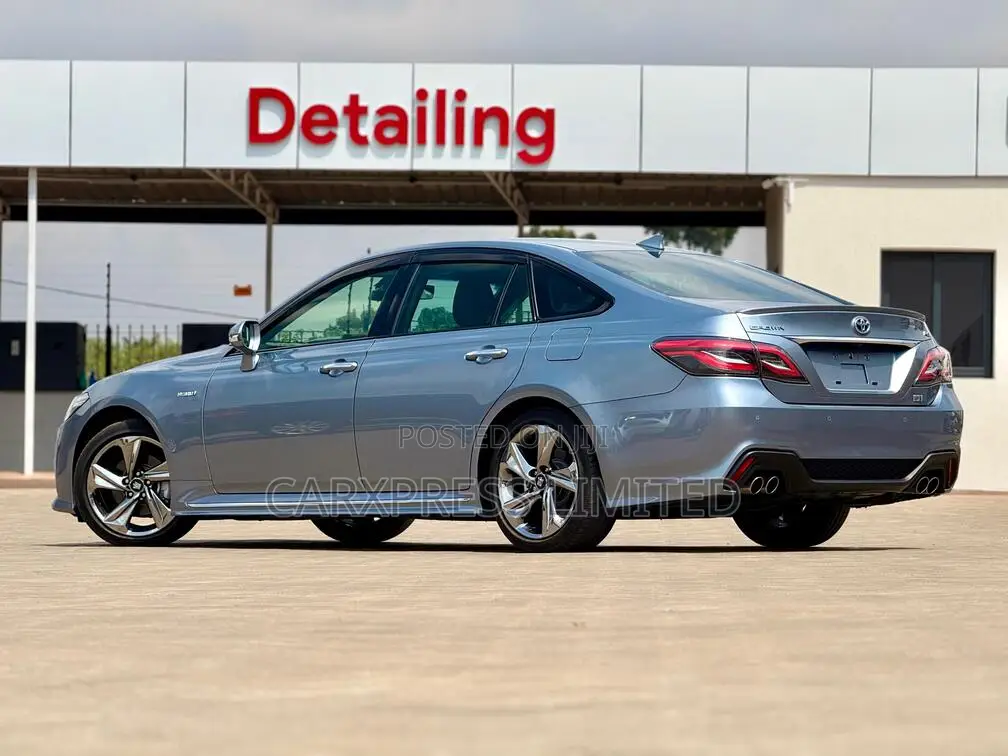 Toyota Crown 2018 Silver