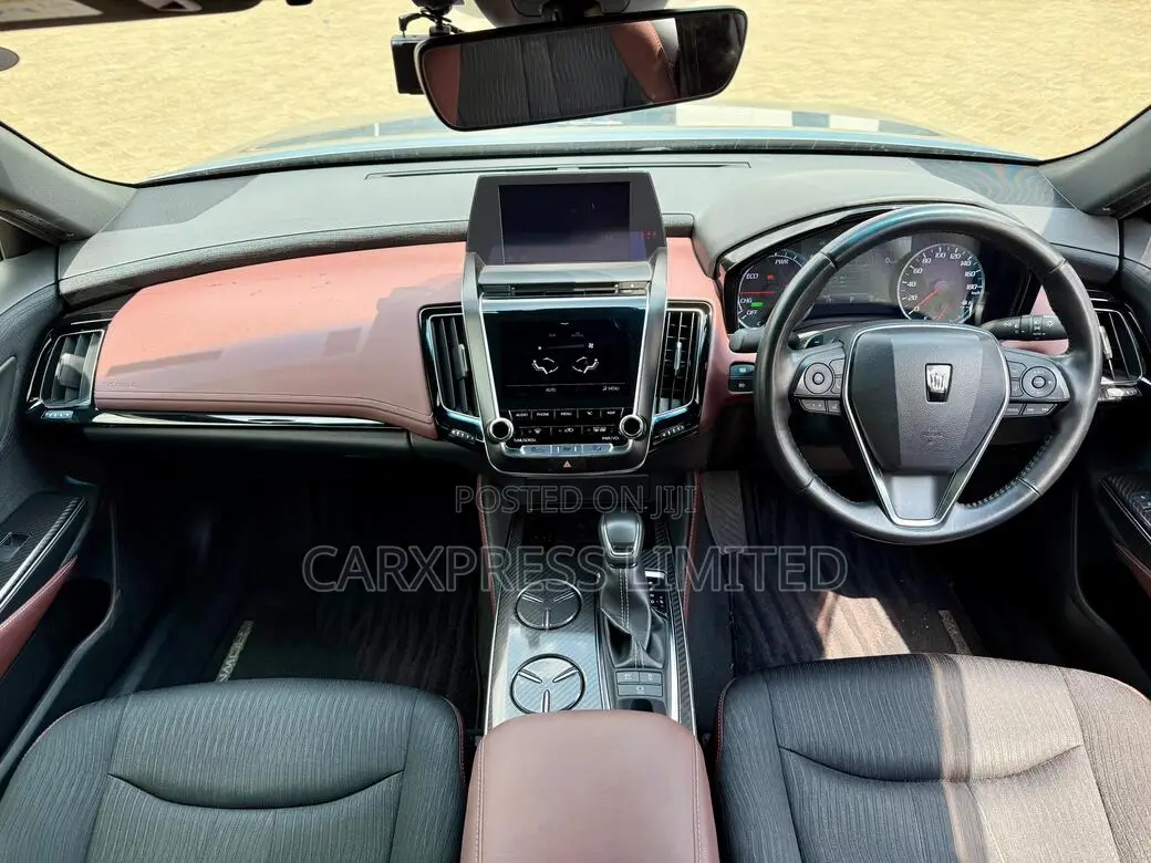 Toyota Crown 2018 Silver