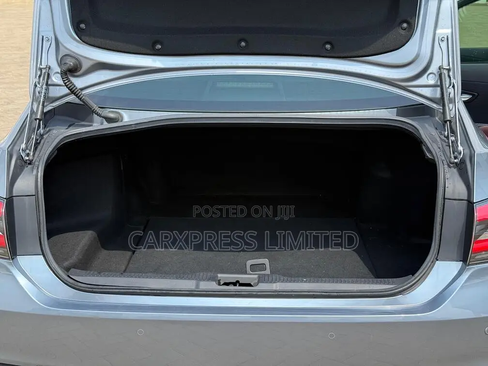 Toyota Crown 2018 Silver