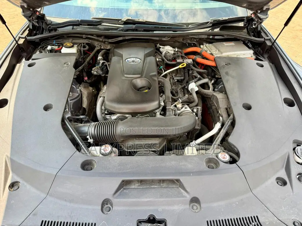 Toyota Crown 2018 Silver