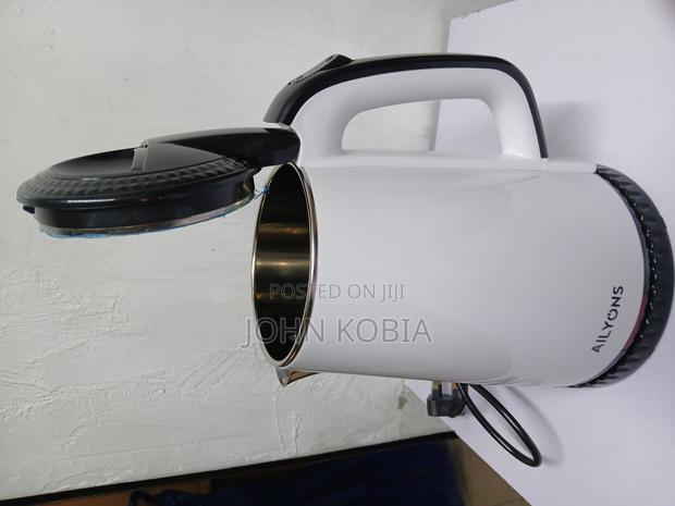1.8l Electric Kettle With Ergonomic Handle and Safety Features