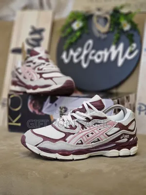 Asics Gel-nyc “Cream Mocha”
Sneakers