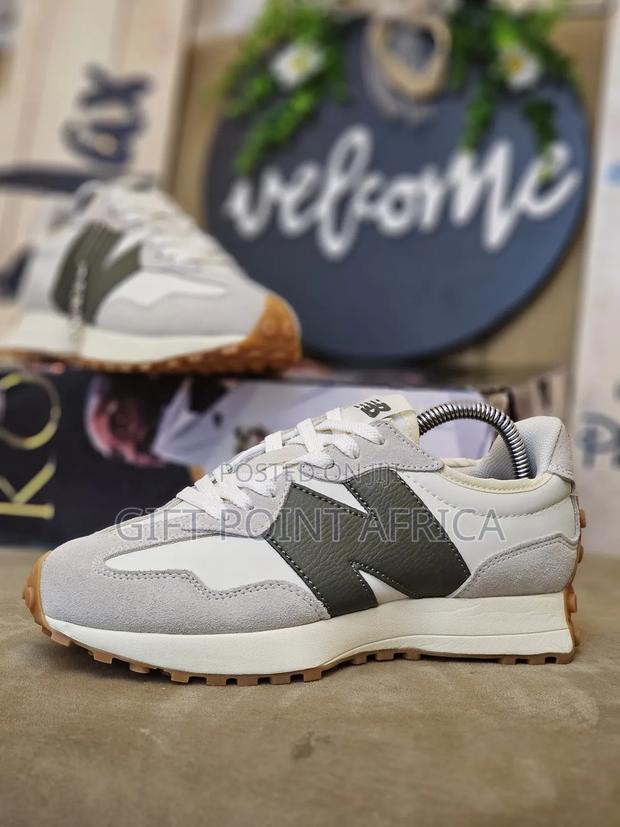 New Balance 327 Sneakers