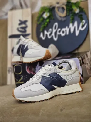 New Balance 327 Sneakers