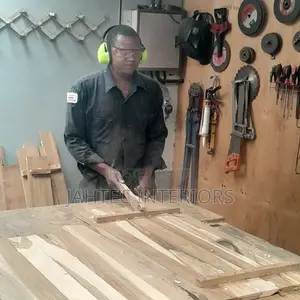 Fundi Wa Mbao Carpenter