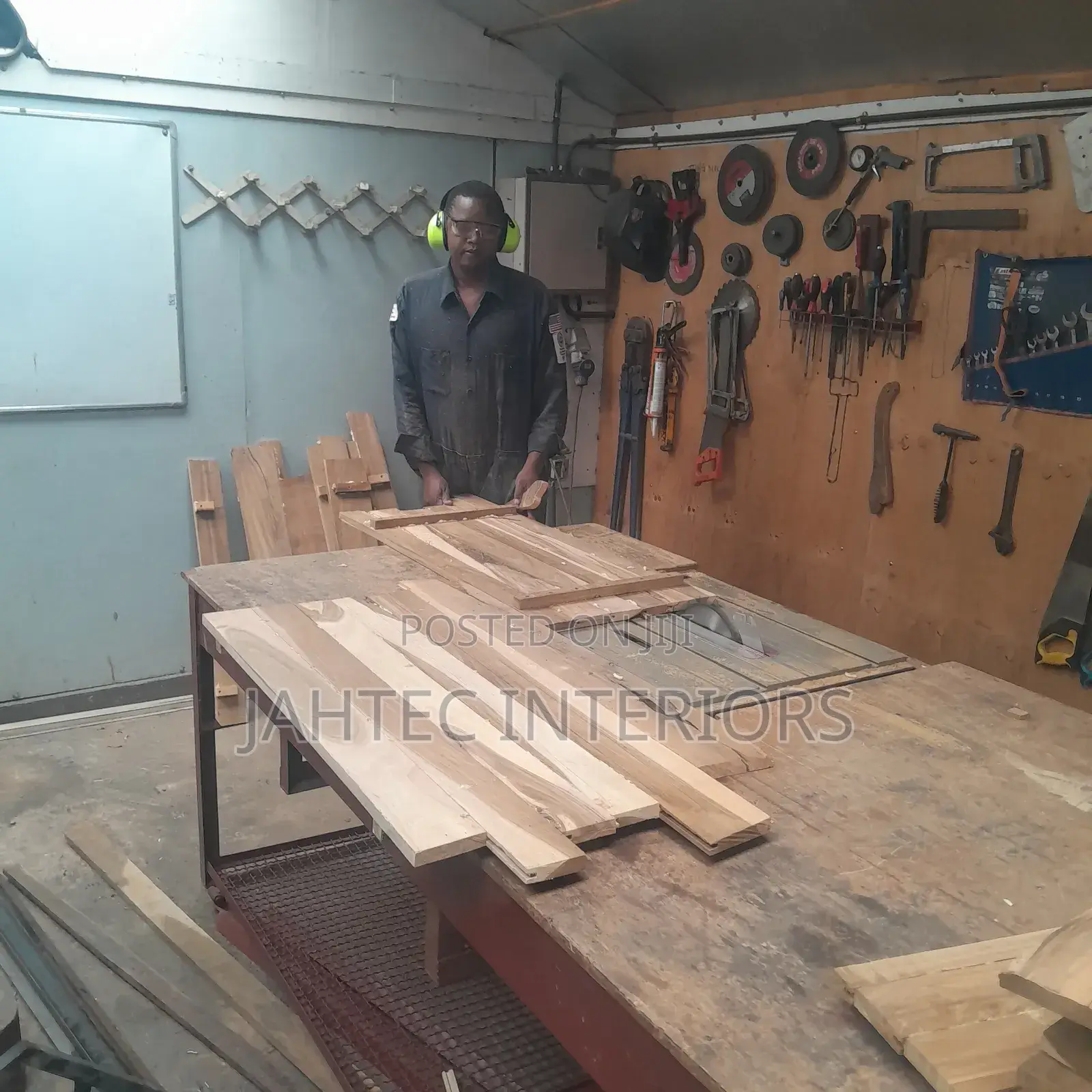 Fundi Wa Mbao Carpenter