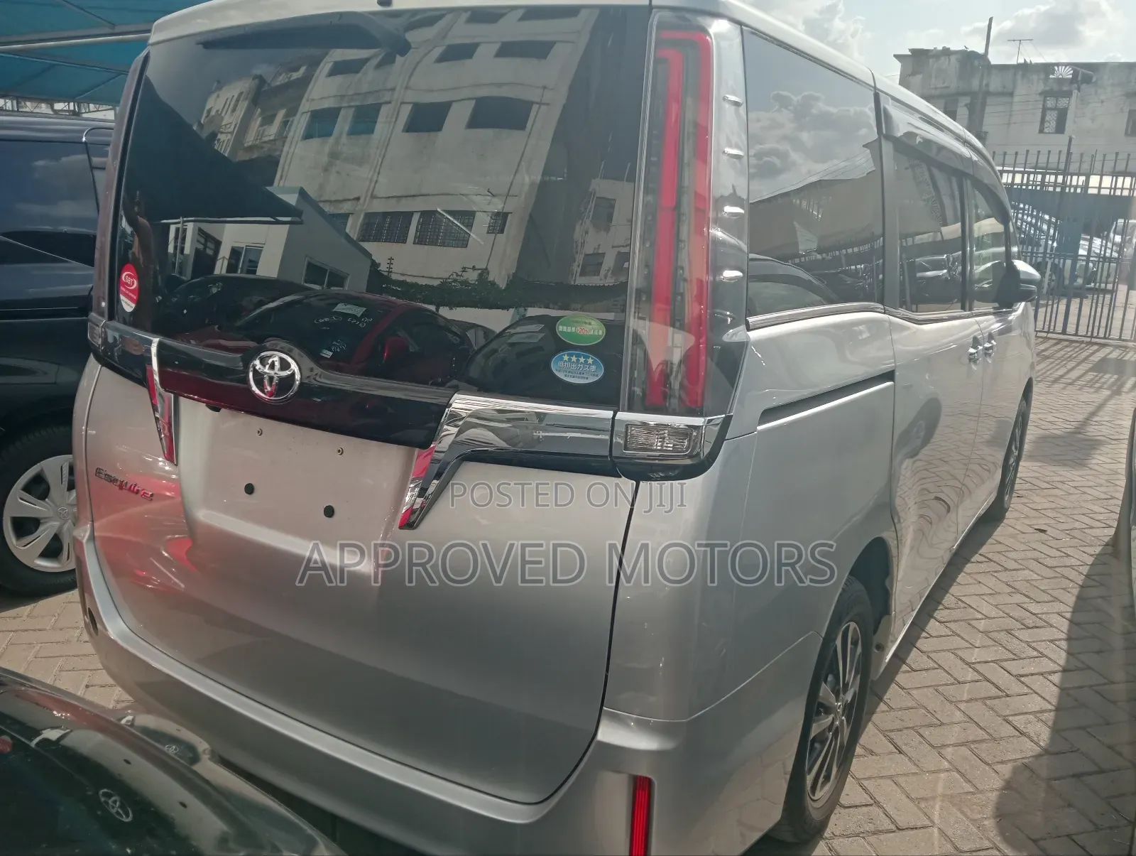Toyota Esquire 2018 Silver