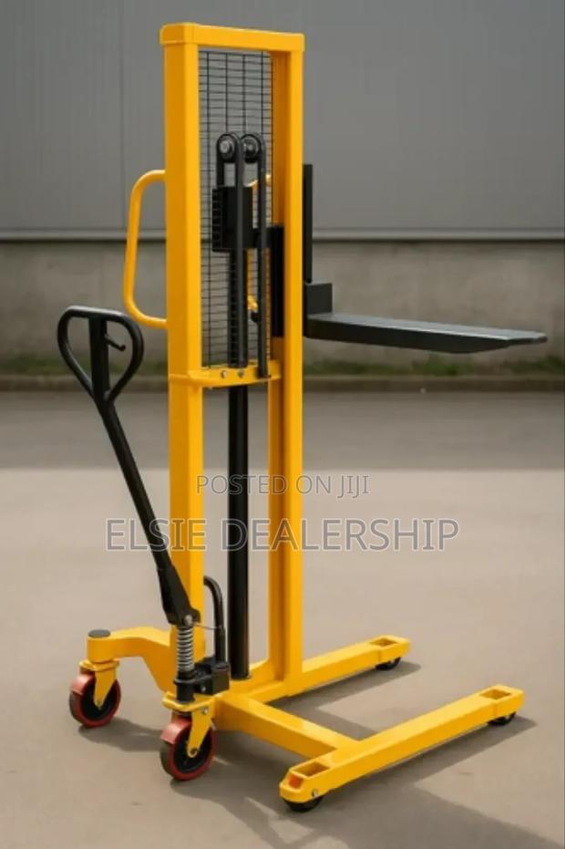 Compact Hydraulic Manual Stacker – Narrow Aisle Design - thumbnail 2