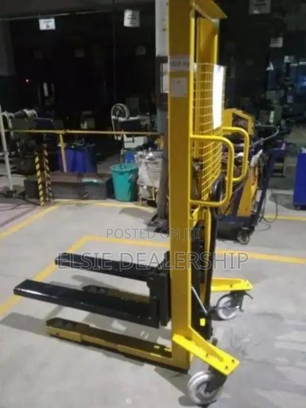 Hydraulic Manual Stacker – Adjustable Forks for Versatility - thumbnail 2