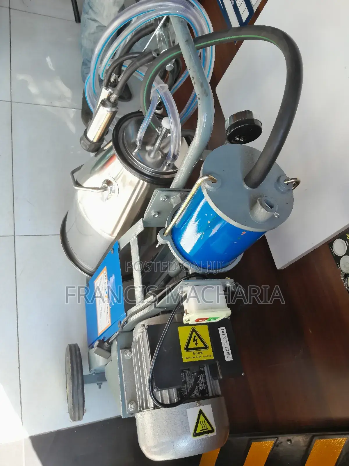 Single Bucket. Milking Machine