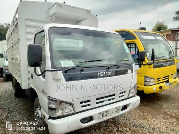 Isuzu NPR Truck 2016 White